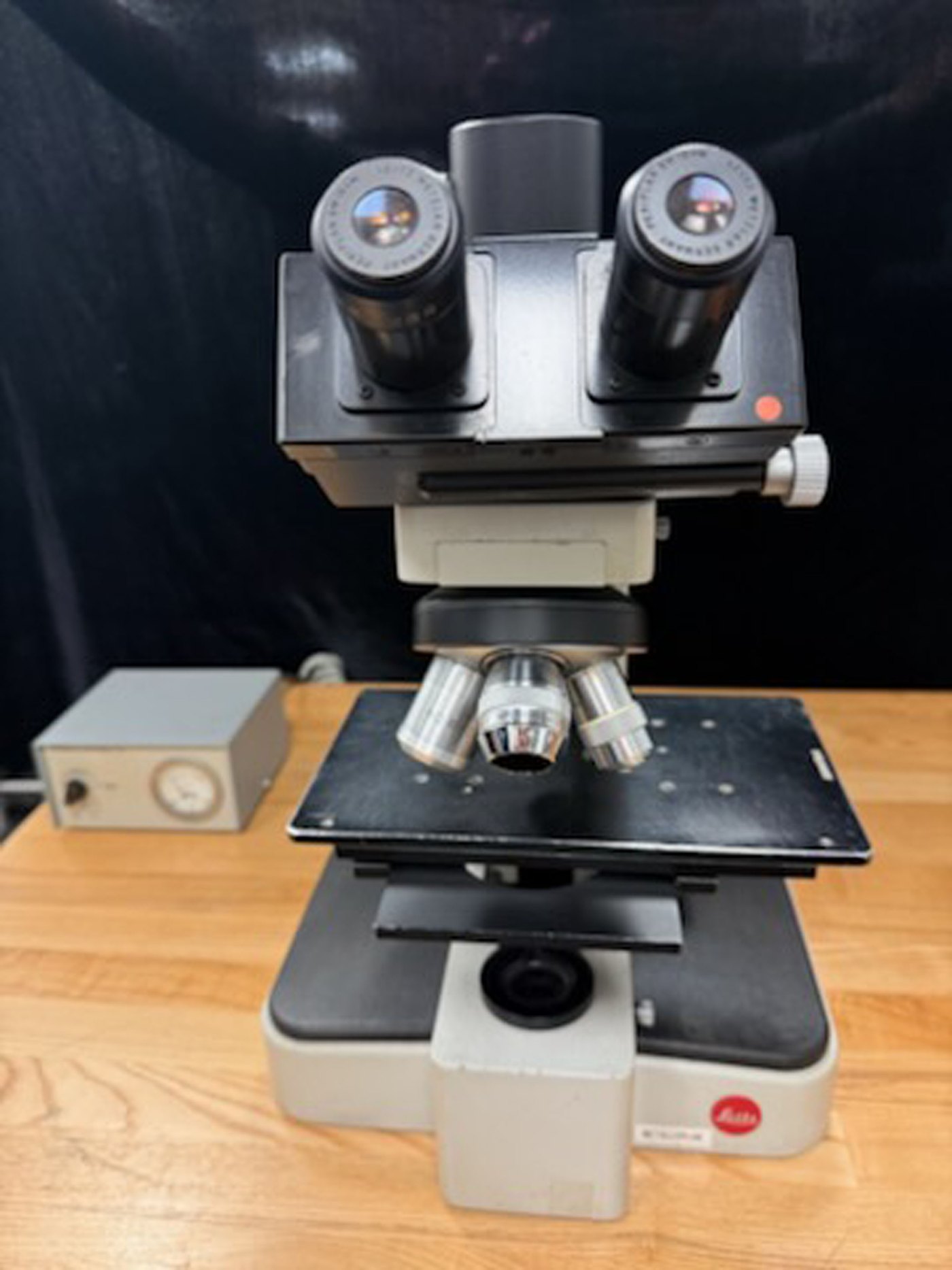 Leitz Metalloplan microscope seen from the front