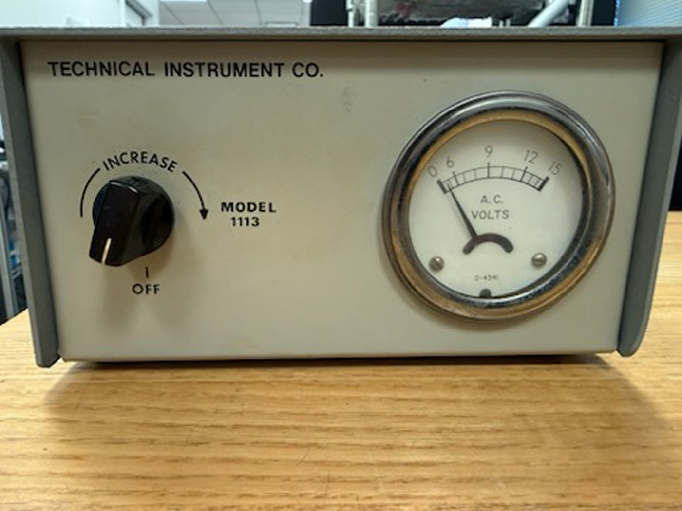 Illuminator control unit supplied with the microscope