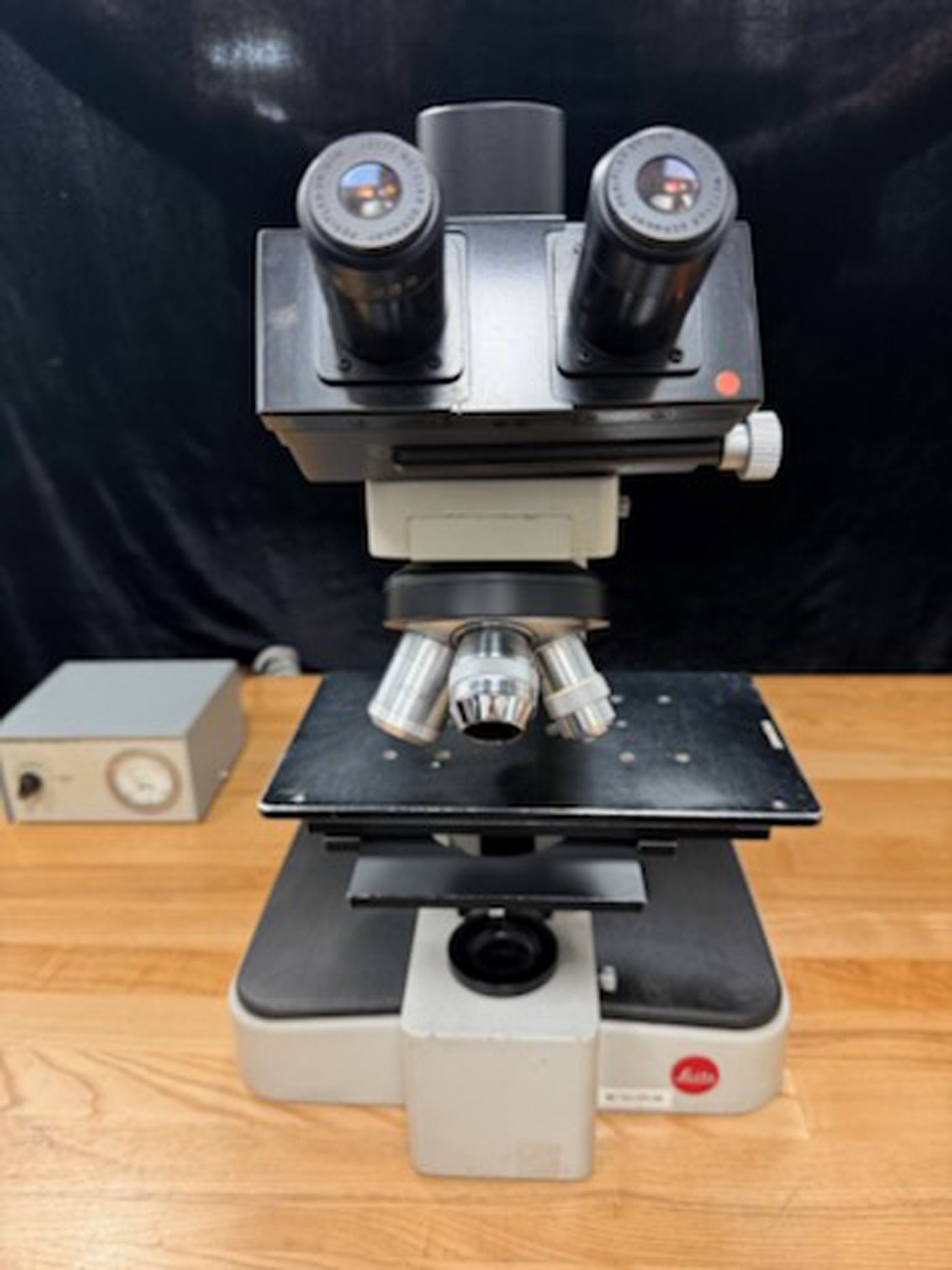 Leitz Metalloplan metallographic research microscope, front view showing the stage and nosepiece